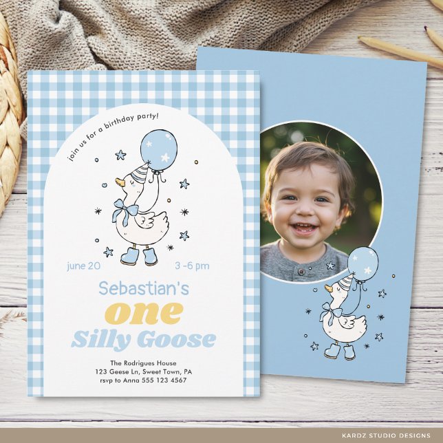 Pojke En dum gås 1-årsdag Inbjudningar (The front and back of the invitation are shown in a 5x7-inch size. Choose size, paper, and corner.)