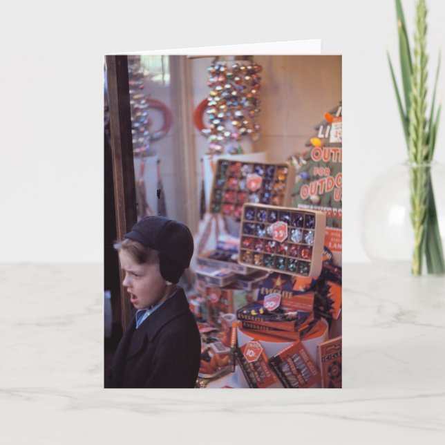 Pojke framme av tidig 40-taljulvisning helgkort (Framsida)