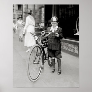 Pojke med cykel, 1922. Gammalt foto Poster