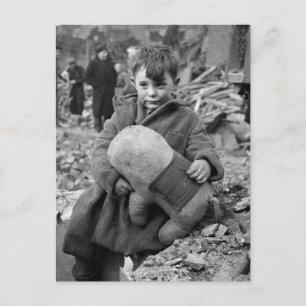 Pojke med mjukisdjuret, 1945 vykort