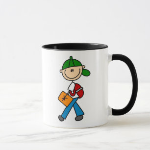 Pojke med ryggsäckmuggen mugg
