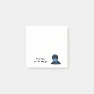 Pojke med tårar efter det post-it block