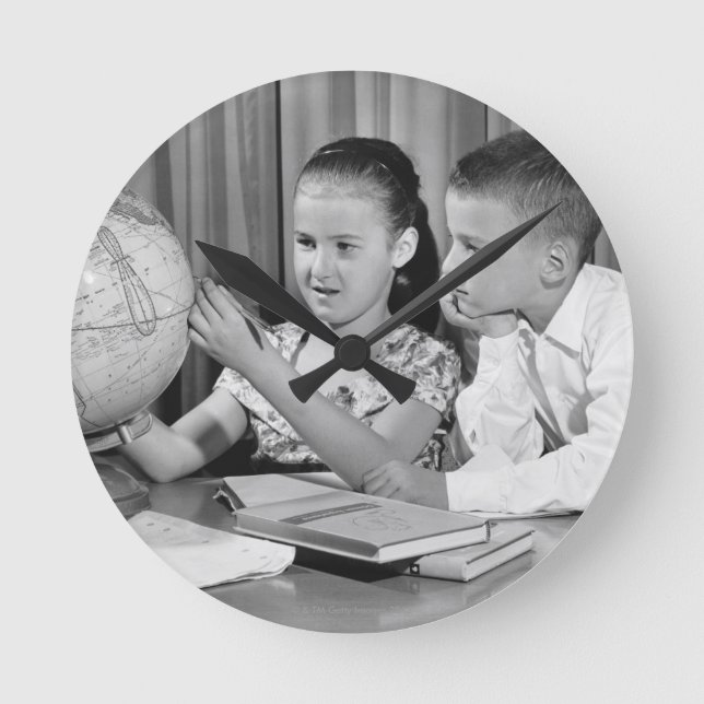 Pojke- och flickavisningjordklot rund klocka (Framsida)