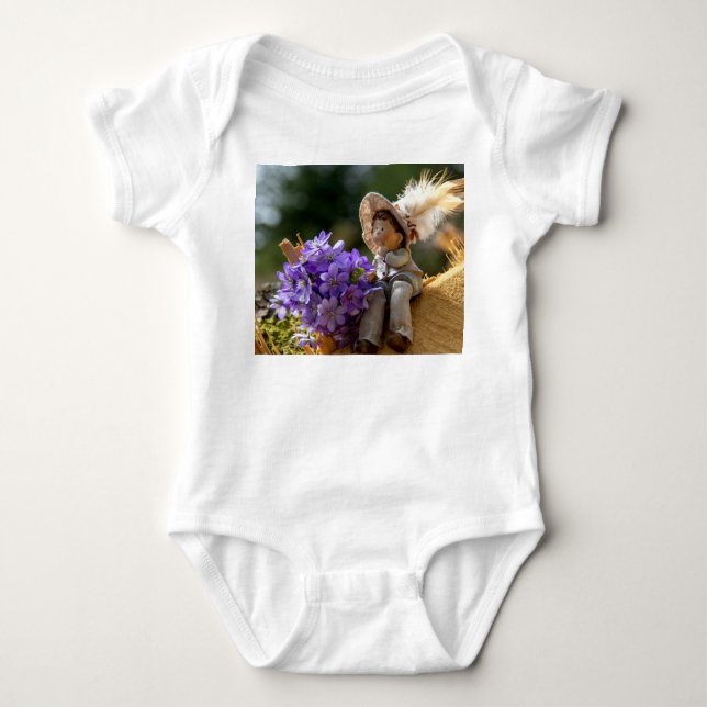 Pojke på logg med blommor t shirt (Framsida)