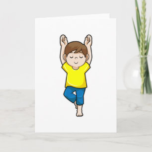 Pojke på yogasträckningsövningar kort