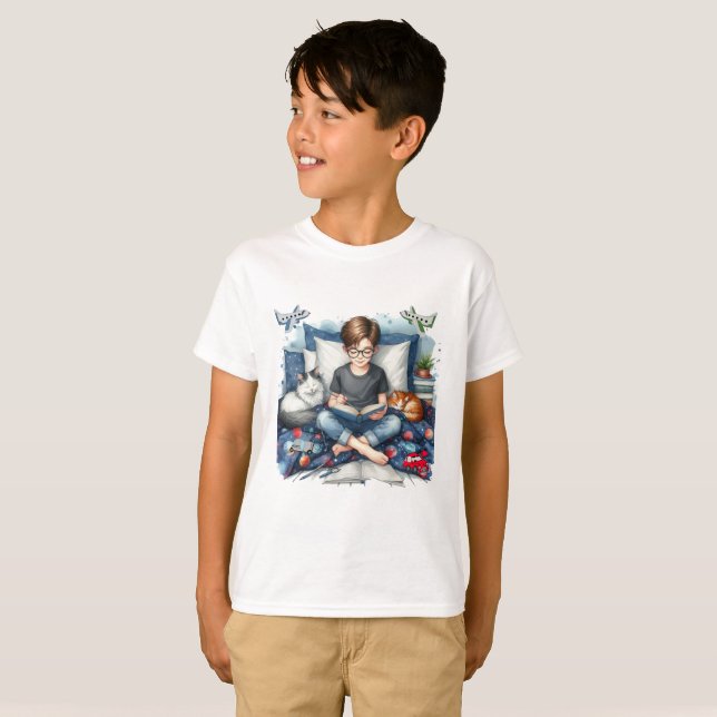 Pojke som läser med katter i sitt sovrum t shirt (Hel framsida)