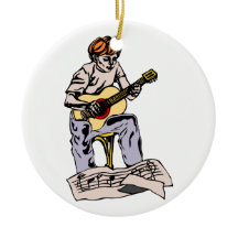 Pojke som leker den akustiska gitarren med notblad