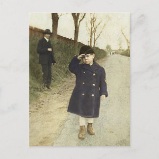 Pojke som saluterar vintagefotoet vykort