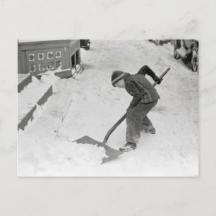 Pojke som skyfflar snö, 1940 vykort