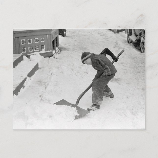 Pojke som skyfflar snö, 1940 vykort (Framsida)