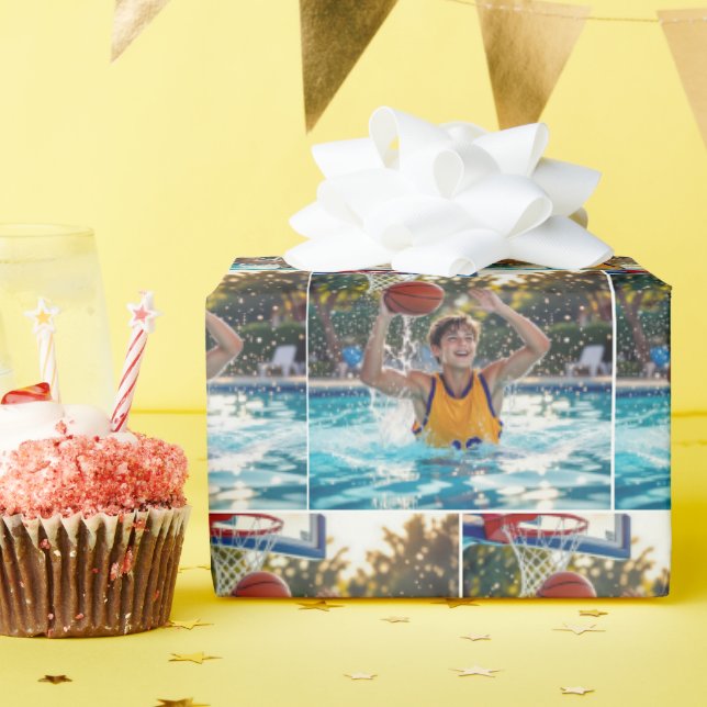 Pojke som spelar basket i en simbassäng presentpapper (Födelsedagsfest)