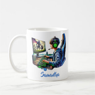 Pojke som spelar videospelet kom med hörlurar kaffemugg