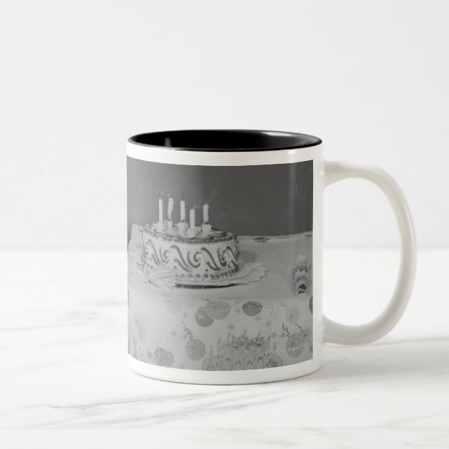 Pojke som ut blåser stearinljus Två-Tonad mugg (Höger)