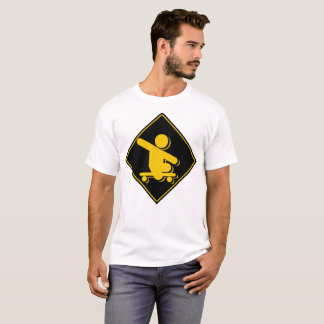 Pojke utan benskateboardkorsning tee