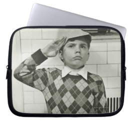 Pojkeinnehav ett träsvärd laptop fodral