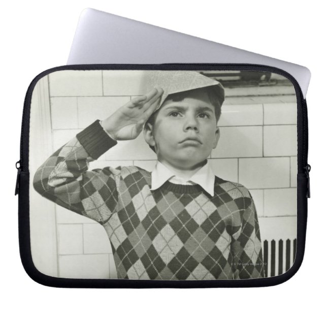 Pojkeinnehav ett träsvärd laptop fodral (Framsidan)