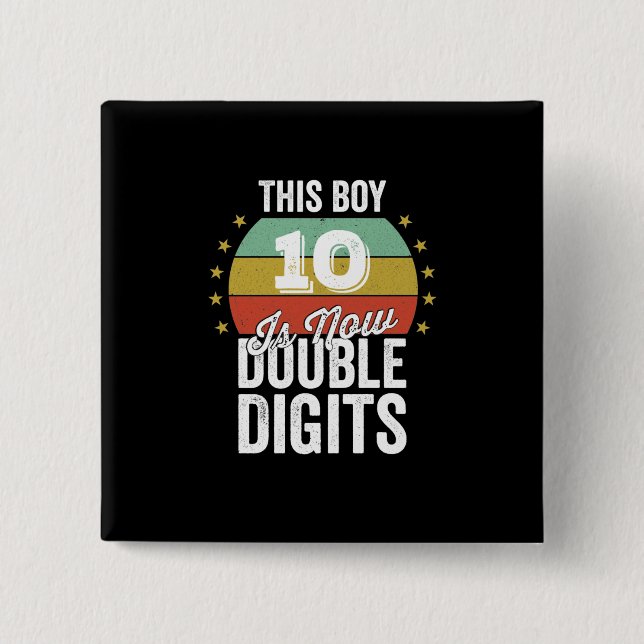 Pojken 10 är nu Dubbla Digits Birthday Knapp (Framsida)