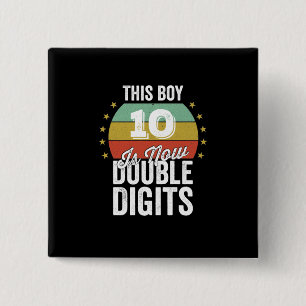Pojken 10 är nu Dubbla Digits Birthday Knapp