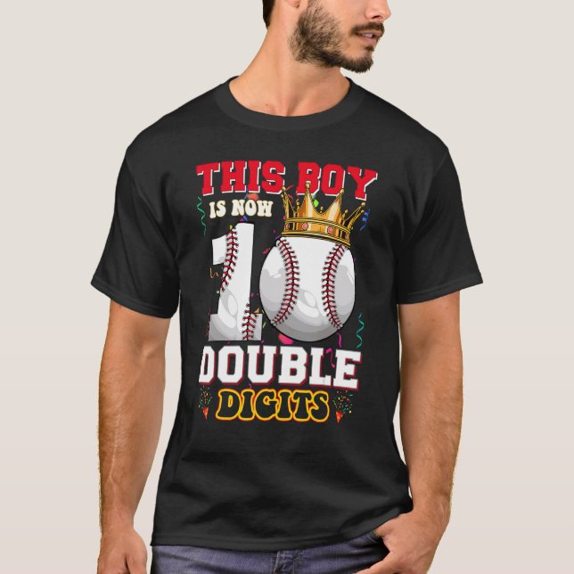 Pojken är nu 10 Dubbla siffror Baseball Födelsedag T Shirt (Framsida)