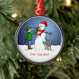 Pojken gör en underbar snögubbe julgransprydnad metall