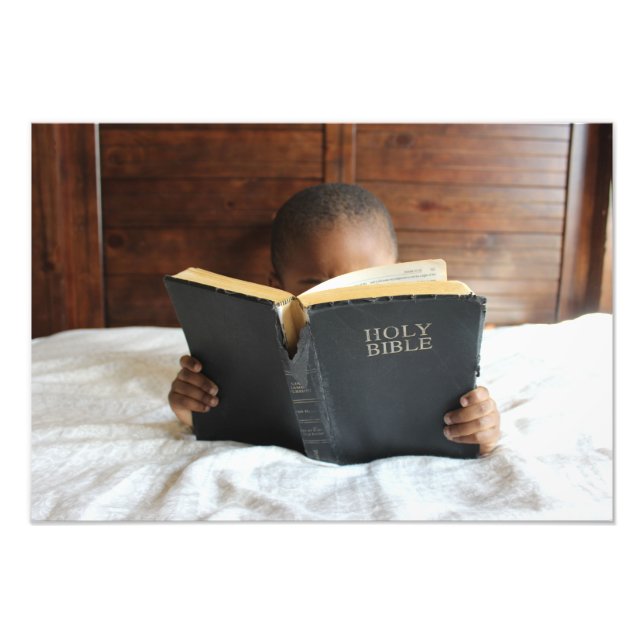 Pojken läser Heligan Bible Fototryck (Framsidan)