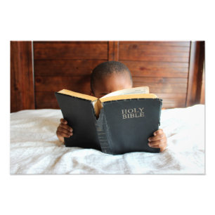 Pojken läser Heligan Bible Fototryck