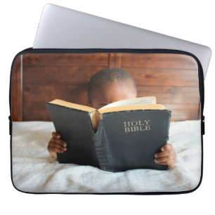 Pojken läser Heligan Bible Laptop Fodral