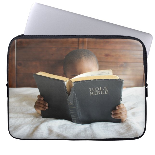 Pojken läser Heligan Bible Laptop Fodral (Framsidan)