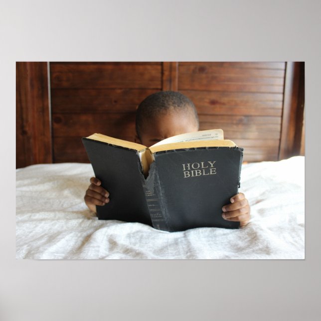 Pojken läser Heligan Bible Poster (Framsidan)