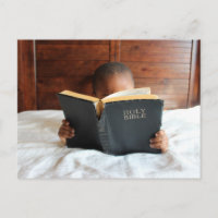 Pojken läser Heligan Bible