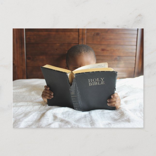 Pojken läser Heligan Bible Vykort (Framsida)