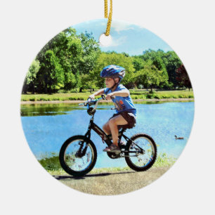 Pojken på sin cykel julgransprydnad keramik