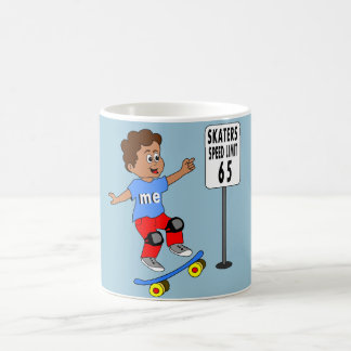 pojken på skateboardskater rusar begränsar 65 kaffemugg