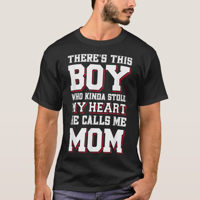 Pojken som slår mitt hjärta hon kallar mig Mamma T Shirt (Framsida)