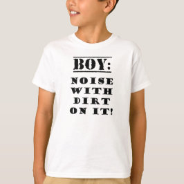 Pojken - stoja med smuts på den t-shirt