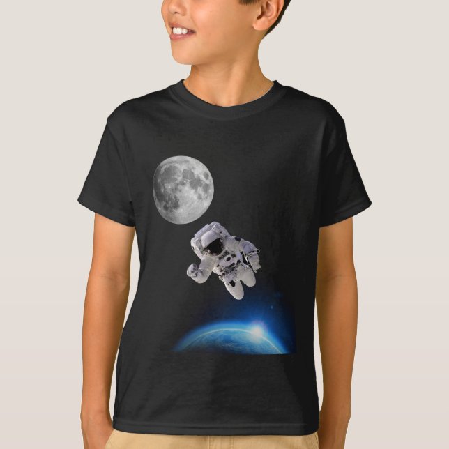 Pojkens astronaut i rymden t shirt (Framsida)