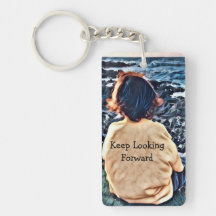 Pojkesitta som ut tittar på hav