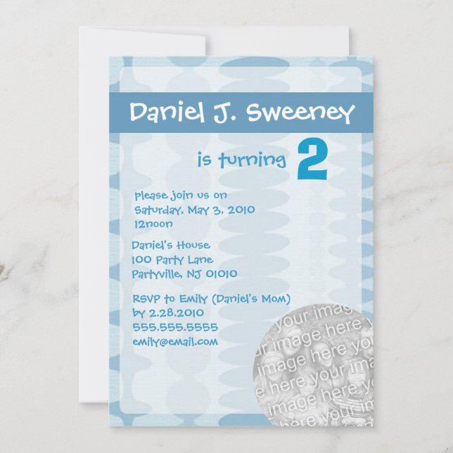 Pojks blå födelsedagsinbjudan kort (Framsida)