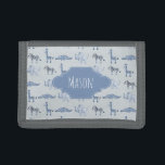 Pojks First Wallet Blue Safari Mönster med Namn<br><div class="desc">Den här vackra pojkens plånbok har en blå vattenfärgsgiraff,  elefant,  krokodil och zebra mönstrad och har ställe för att du ska lägga till din lilla pojkes namn. Perfekt för din småbarn första plånbok! Kolla resten av vår samling efter andra söta,  blå safari-djur!</div>