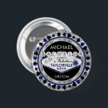 Pokerkips för Sängkantsfest - Mörkblå knapp<br><div class="desc">🥇EN ORIGINELL UPPHOVSRÄTTSSKYDDAD KONSTNÄRLIG DESIGN av Donna Siegrist ENDAST TILLGÄNGLIG PÅ ZAZZLE!. Casino-stil Poker Chip Button Pin. Sällskapsfest-inbjudningar (Lägg till din stad och stat). Med en mörkblå, silver och svart Las Vegas-inspirerad temadesign som är redo att anpassas med din stad och stat. Gör en fin souvenir för dina gäster. Fler...</div>