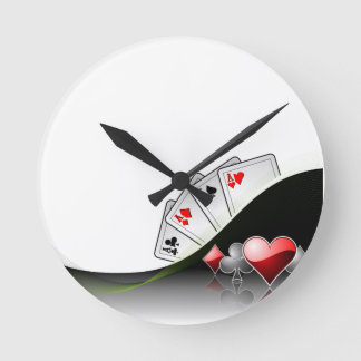 Pokerkort och kasinosymboler rund klocka