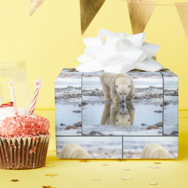 Polar Bear Looking at its Reflection Presentpapper (Födelsedagsfest)