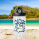 Polar Hydration Hero - Kids<br><div class="desc">Håll dig fryst och hydrerad med den här Polarna Hydration Hero vattenflaska! Den här polarna i toppen, som ger snyggt skuggor och klämmer en vattenflaska, är här för att påminna dina små barn om att drickandet av vatten kan vara precis lika roligt som en polar. Perfekt för barn, som kärlek...</div>