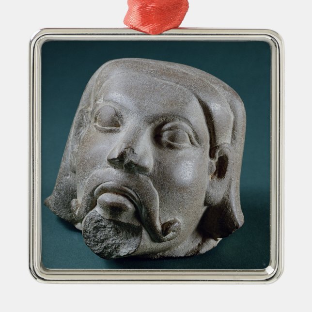 Polerat sandstenhuvud av en utlänning, Sarnath, Julgransprydnad Metall (Framsidan)