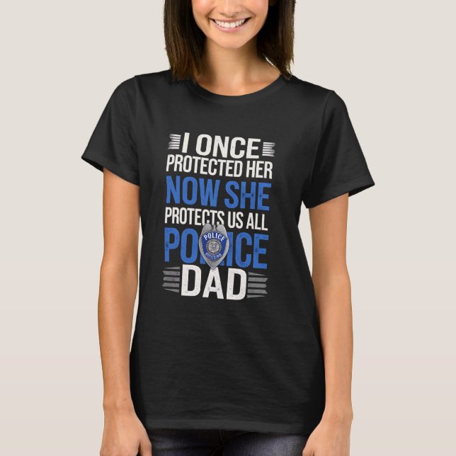 Police Dad Once Protected Her Now She Protects Us T Shirt (Framsida)