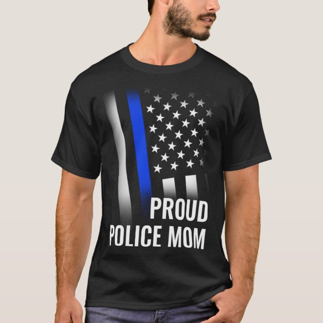 Police Mom Printed On Back Proud Police Flag T Shirt (Framsida)