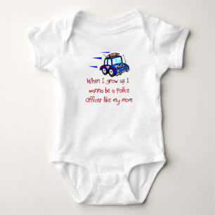 Policer kommenderar något liknande min t shirt