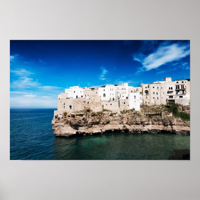 Polignano a Mare-hus på en klippa i Apulien Poster (Framsidan)