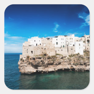 Polignano som en Mare inhyser på en klippa i Fyrkantigt Klistermärke