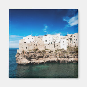 Polignano som en Mare inhyser på en klippa i Magnet
